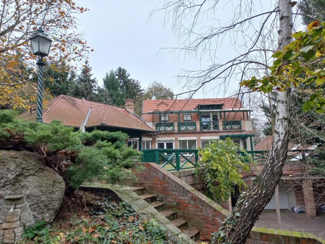 Eladó családi ház, Leányfaluban 390 M Ft, 13 szobás
