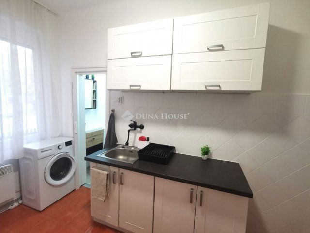 Eladó téglalakás, Lábatlanon 26.9 M Ft, 1 szobás