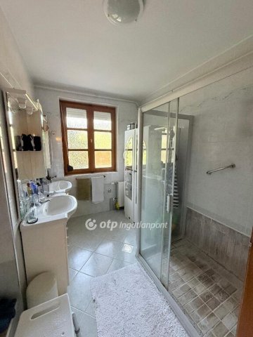 Eladó családi ház, Pécsett 195 M Ft, 5 szobás