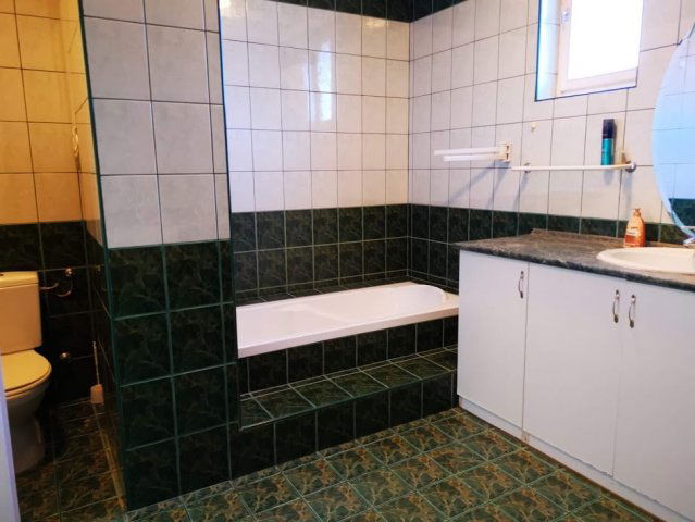Kiadó családi ház, albérlet, Ürömön, Fő utcában, 3+1 szobás