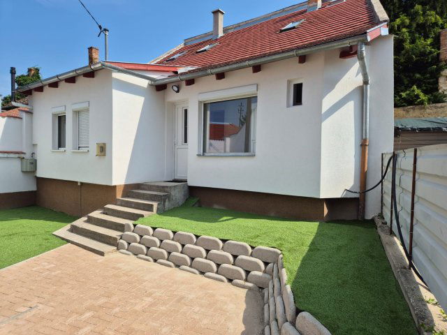 Eladó családi ház, Pécsett 45 M Ft, 3 szobás
