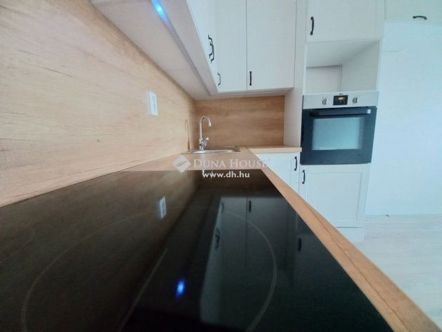 Eladó téglalakás, Pécsett 69.9 M Ft, 3 szobás