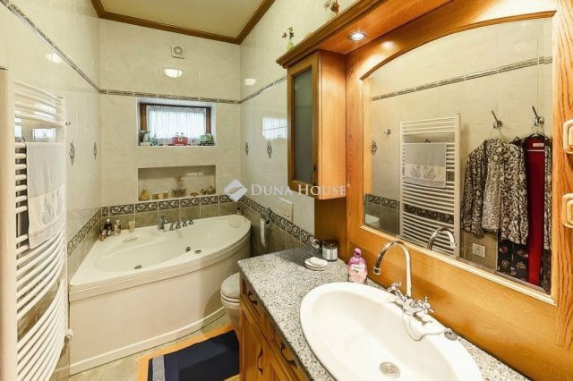 Eladó családi ház, Cibakházán 487.5 M Ft, 10 szobás