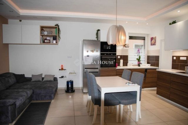 Eladó családi ház, Esztergomban 85 M Ft, 4 szobás