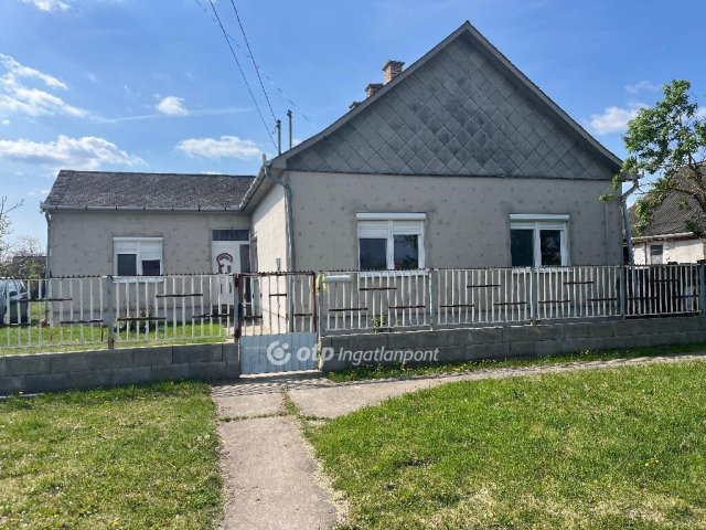 Eladó családi ház, Földesen 31.99 M Ft, 3 szobás
