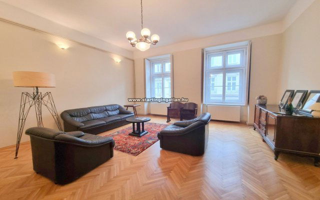 Eladó téglalakás, Budapesten, VI. kerületben, Nagymező utcában