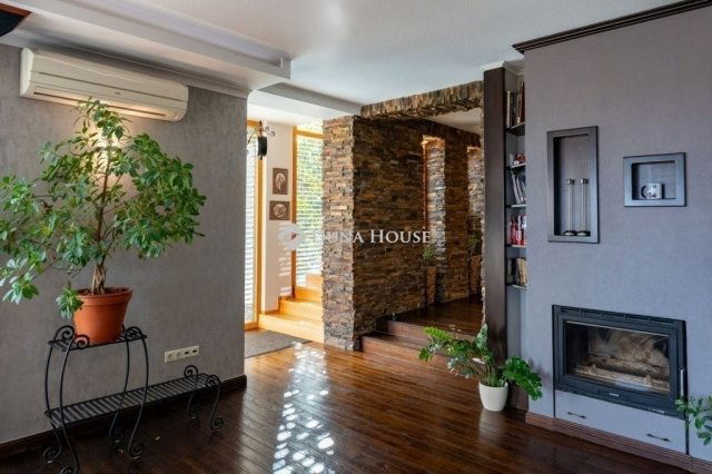 Eladó családi ház, Pécsett 460 M Ft, 8 szobás