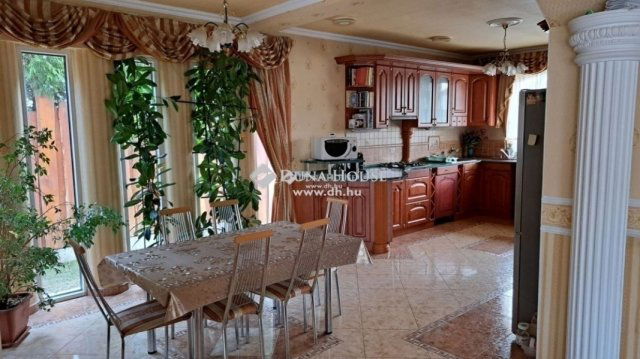 Eladó családi ház, Kerepesen 370 M Ft, 8 szobás