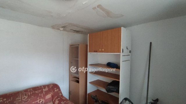 Eladó családi ház, Pécsett 19.9 M Ft, 2 szobás