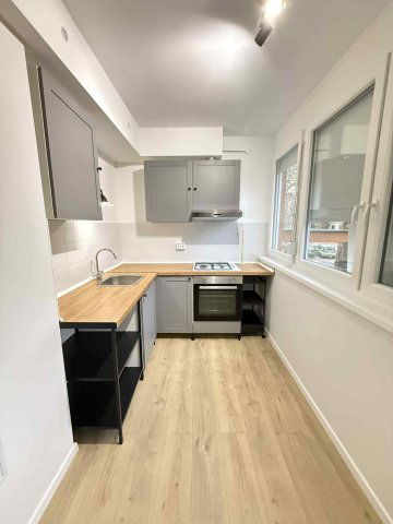 Eladó panellakás, Pécsett 51.9 M Ft, 2+1 szobás