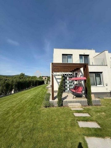 Eladó ikerház, Vácon 159 M Ft, 5 szobás / költözzbe.hu