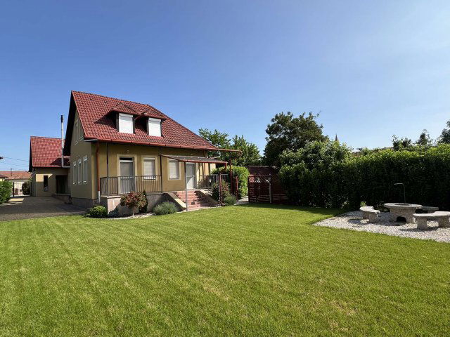 Eladó családi ház, Szomolyán 149.9 M Ft, 10 szobás