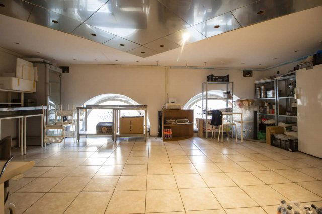 Eladó üzlethelyiség, V. kerületben, Szent István körúton