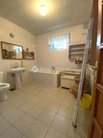 Eladó családi ház, Békéscsabán 59.9 M Ft, 8 szobás