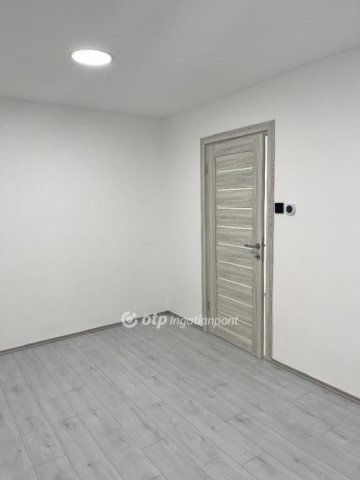 Eladó téglalakás, Komlón 35.4 M Ft, 2 szobás