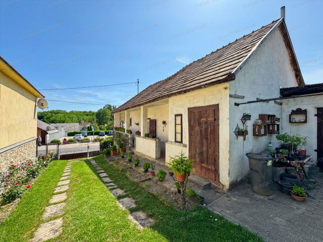 Eladó családi ház, Bakonycsernyén 12 M Ft, 2 szobás