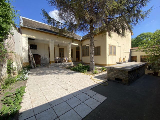 Eladó családi ház, Kecskeméten 250 M Ft, 10 szobás