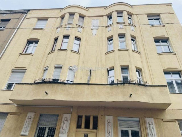 Eladó téglalakás, Budapesten, VI. kerületben 58.5 M Ft, 1 szobás