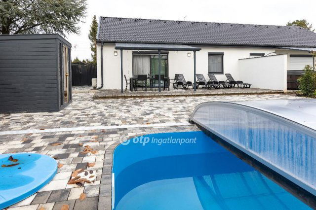 Eladó ikerház, Balatonvilágoson 120 M Ft, 3 szobás