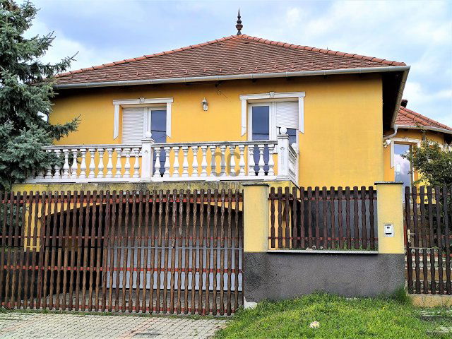 Eladó családi ház, Tatabányán 102 M Ft, 5 szobás