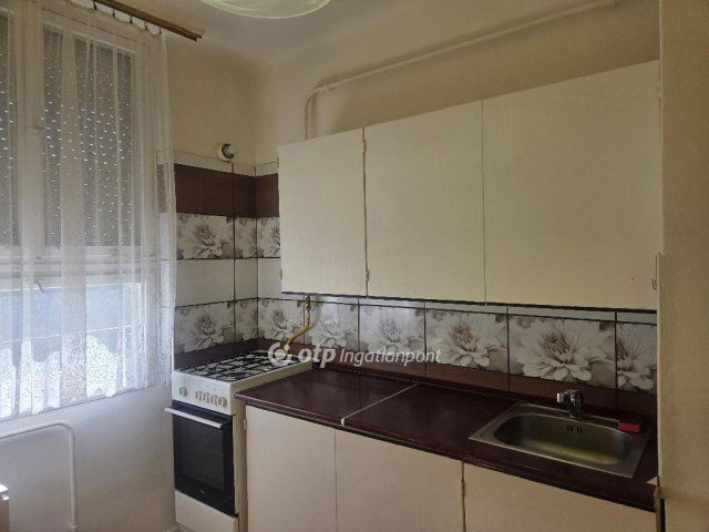 Kiadó téglalakás, albérlet, Szolnokon 100 E Ft / hó, 2 szobás