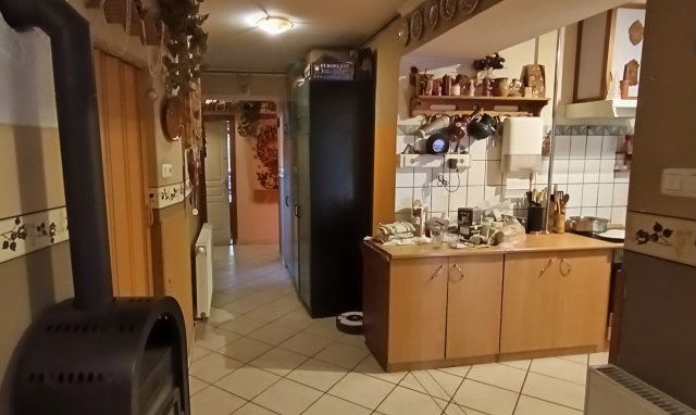 Eladó családi ház, Velencén 98 M Ft, 6+1 szobás