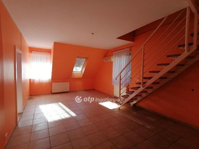 Eladó téglalakás, Szolnokon 59.9 M Ft, 4+1 szobás