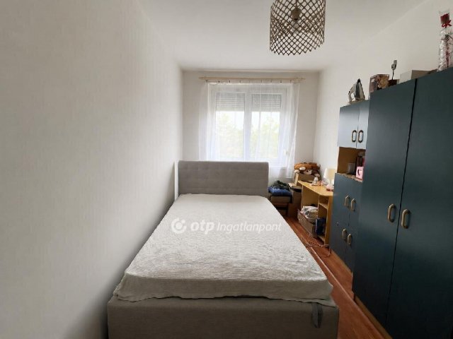 Eladó panellakás, Győrött 43.5 M Ft, 2 szobás