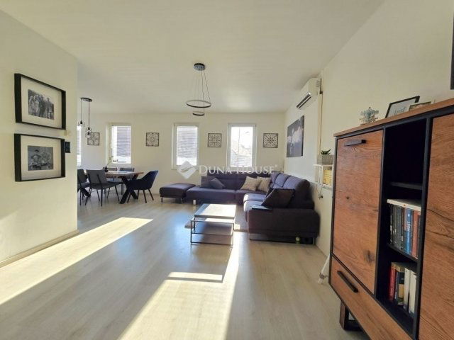 Eladó téglalakás, Pécsett 84.9 M Ft, 3 szobás