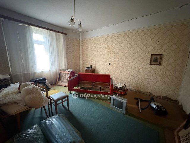 Eladó családi ház, Kisújszálláson 8 M Ft, 1+1 szobás