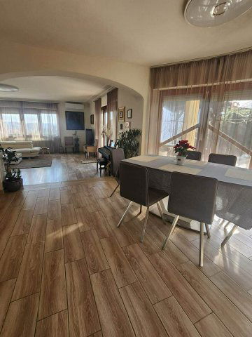 Eladó családi ház, Pécsett 219.9 M Ft, 6 szobás