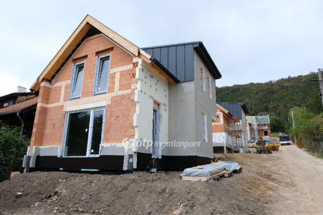 Eladó ikerház, Pilisborosjenőn 167 M Ft, 5 szobás