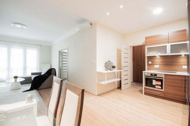 Kiadó téglalakás, albérlet, V. kerületben, Hild téren