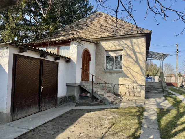 Eladó családi ház, Komáromban 49.9 M Ft, 3 szobás