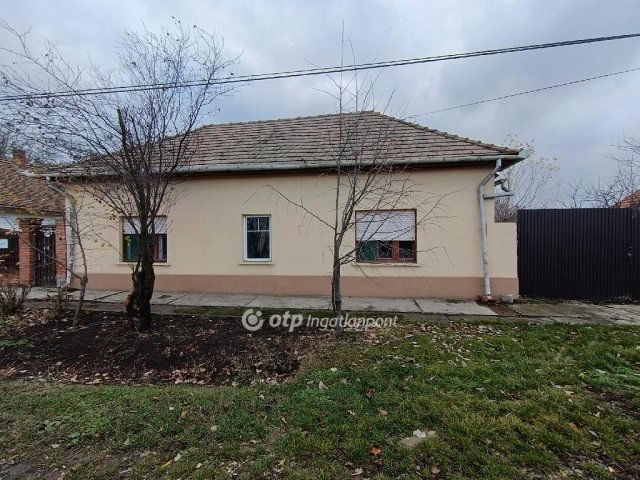 Eladó családi ház, Mesterszálláson 9.5 M Ft, 2+1 szobás