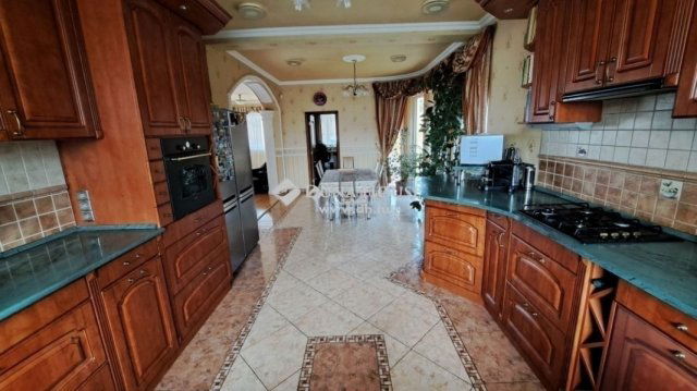 Eladó családi ház, Kerepesen 370 M Ft, 8 szobás