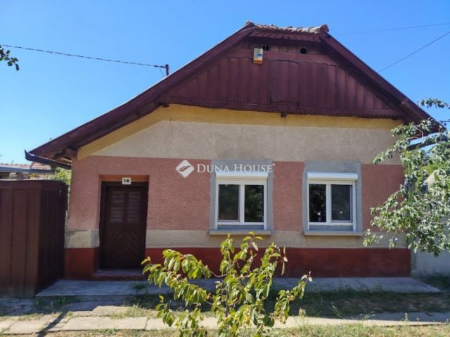 Eladó családi ház, Tótkomlóson 11 M Ft, 2 szobás