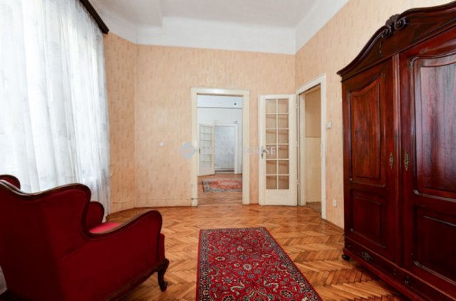 Eladó téglalakás, Budapesten, V. kerületben, Szervita téren