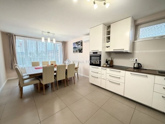 Eladó családi ház, Velencén 215 M Ft, 4 szobás