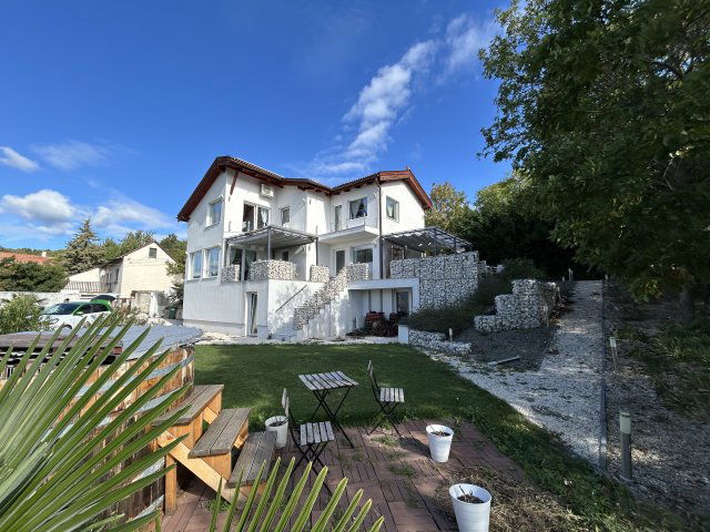 Eladó családi ház, Szentendrén 150 M Ft, 5 szobás