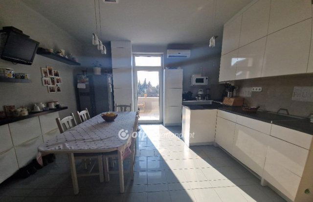 Eladó családi ház, Cegléden 118 M Ft, 5+1 szobás