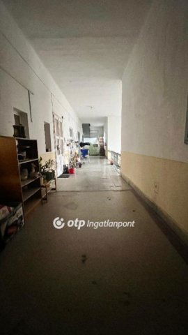 Eladó téglalakás, Pápán 12.9 M Ft, 1 szobás