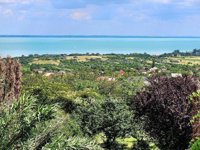 Eladó családi ház, Balatonalmádiban 181.1 M Ft, 3+2 szobás