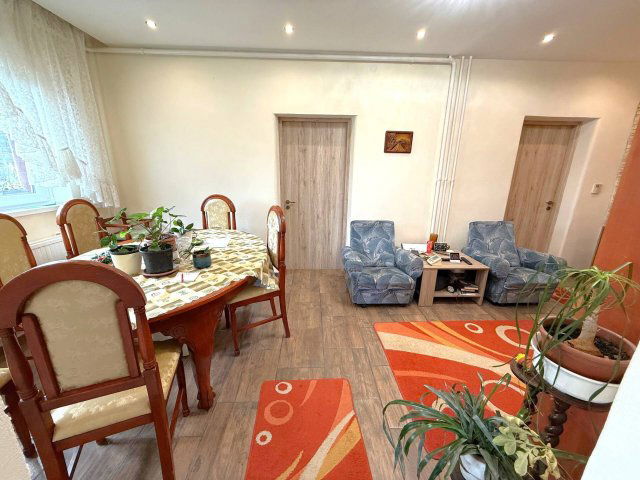 Eladó családi ház, Pécsett 79.9 M Ft, 6 szobás