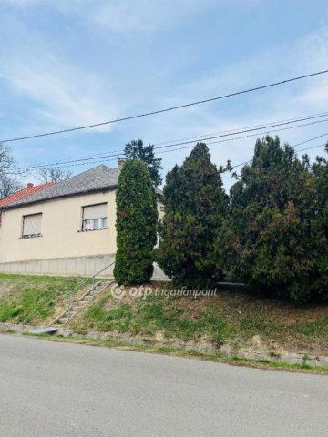 Eladó családi ház, Versenden 16.9 M Ft, 4 szobás