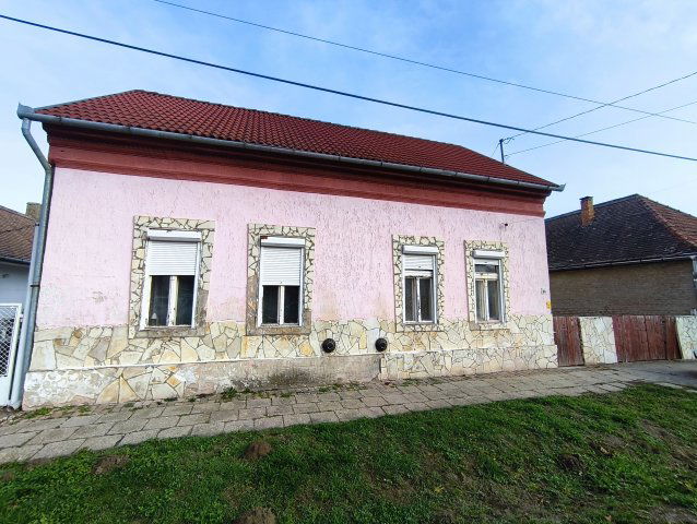 Eladó családi ház, Dombóváron 23.9 M Ft, 2 szobás