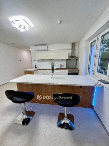 Eladó téglalakás, Komlón 35.4 M Ft, 2 szobás