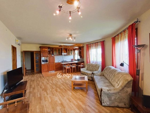 Eladó téglalakás, Dunaújvárosban 89 M Ft, 4 szobás