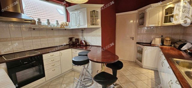 Eladó családi ház, Kunszentmiklóson 65.9 M Ft, 7 szobás