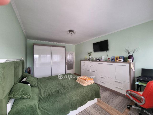 Eladó téglalakás, Pápán 49.99 M Ft, 2 szobás